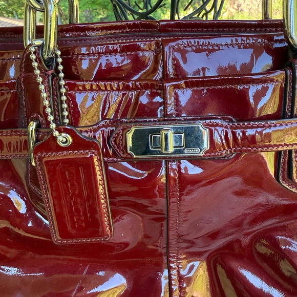 👜 Coach Patent Leather Gallery Tote – Deep Cherry Red 🍒 - Picture 2 of 9